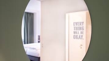 Chambre Double Classique | Ameublement personnalisé, bureau, rideaux occultants, Wi-Fi gratuit