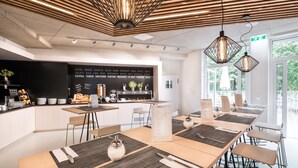 朝食 (ビュッフェ)、毎日提供 (無料)