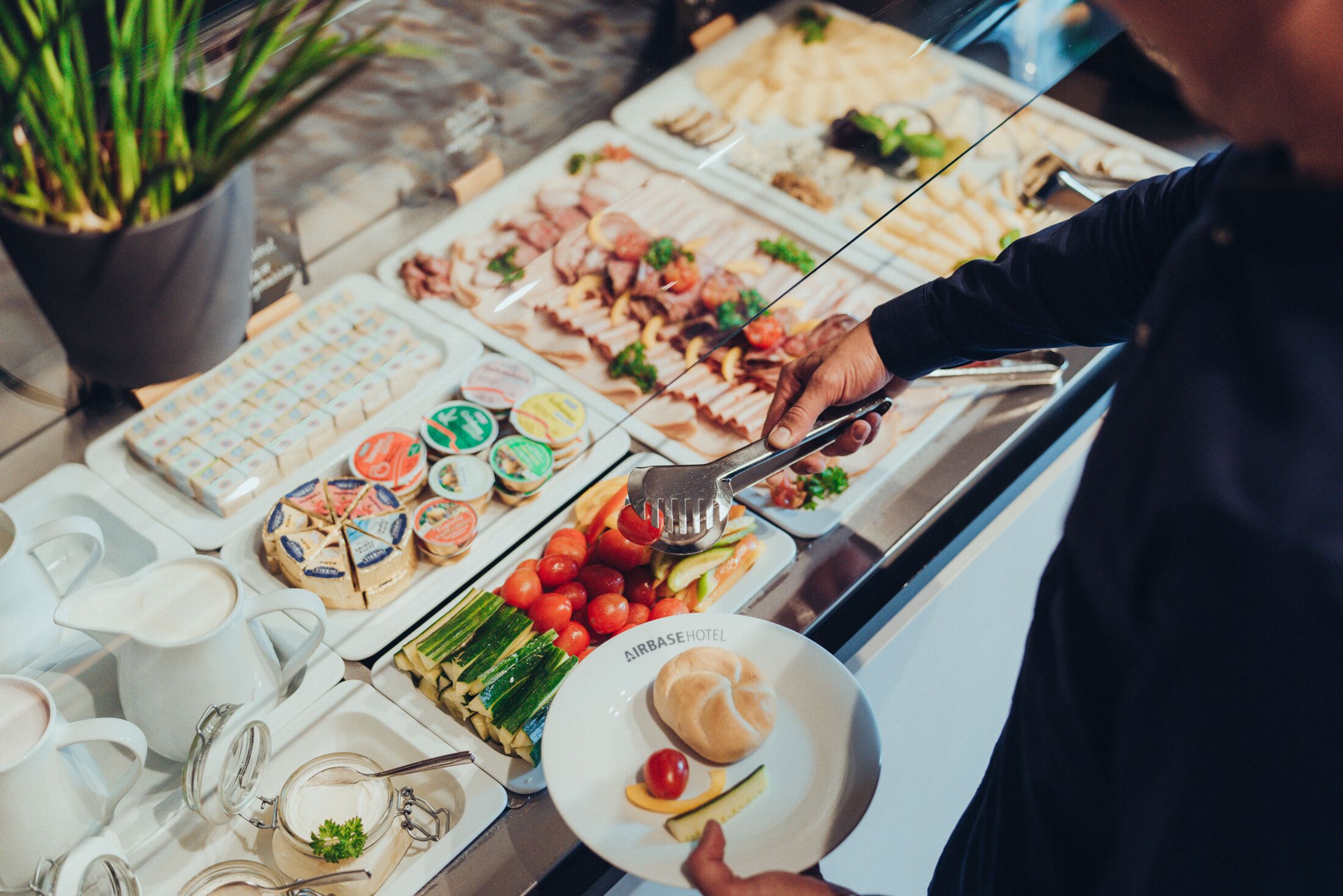 Un montaje tipo buffet con diferentes alimentos y salsas.