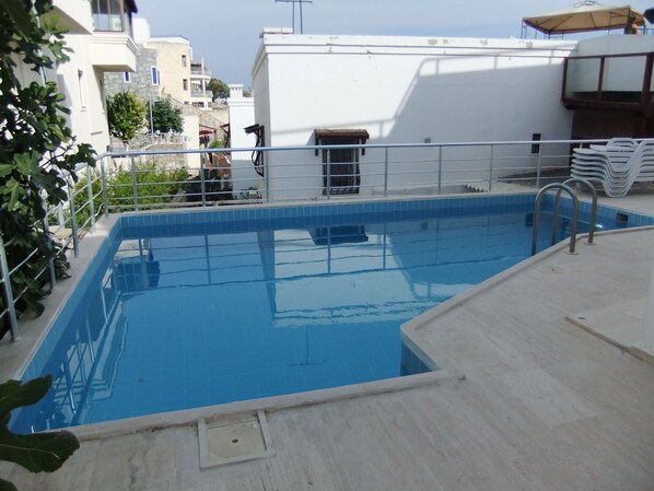 Kolam renang outdoor, dengan payung kolam renang dan kursi berjemur