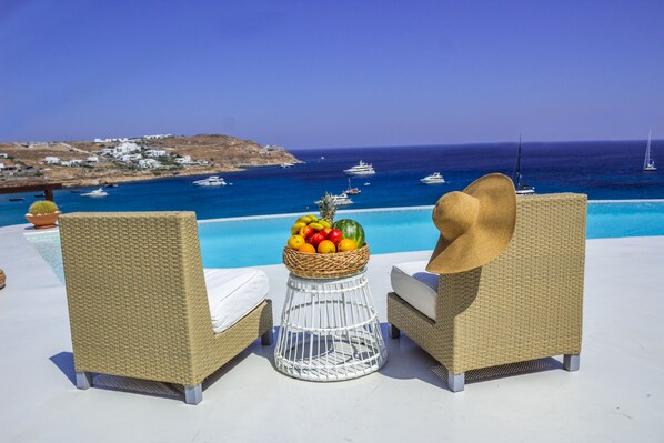 Seasonal outdoor pool, sun loungers - Villa Alcyone by The Pearls Collection (Mykonos)