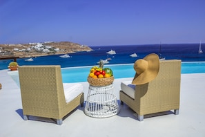Seasonal outdoor pool, pool loungers - Villa Alcyone by The Pearls Collection (Mykonos)