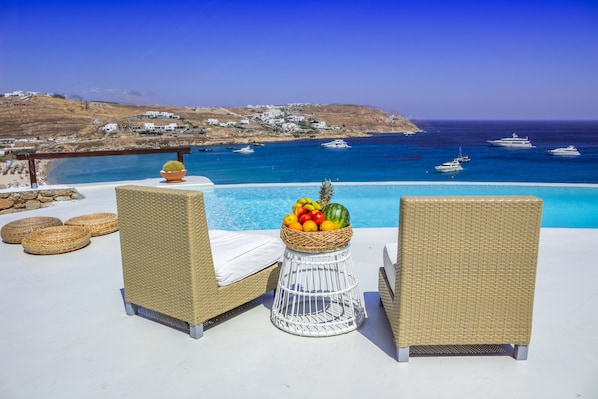Seasonal outdoor pool, pool loungers - Villa Alcyone by The Pearls Collection (Mykonos)