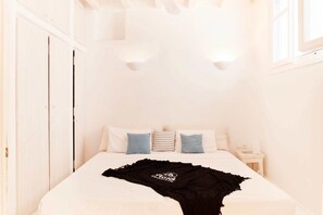 5 bedrooms, laptop workspace, iron/ironing board, free cribs/infant beds