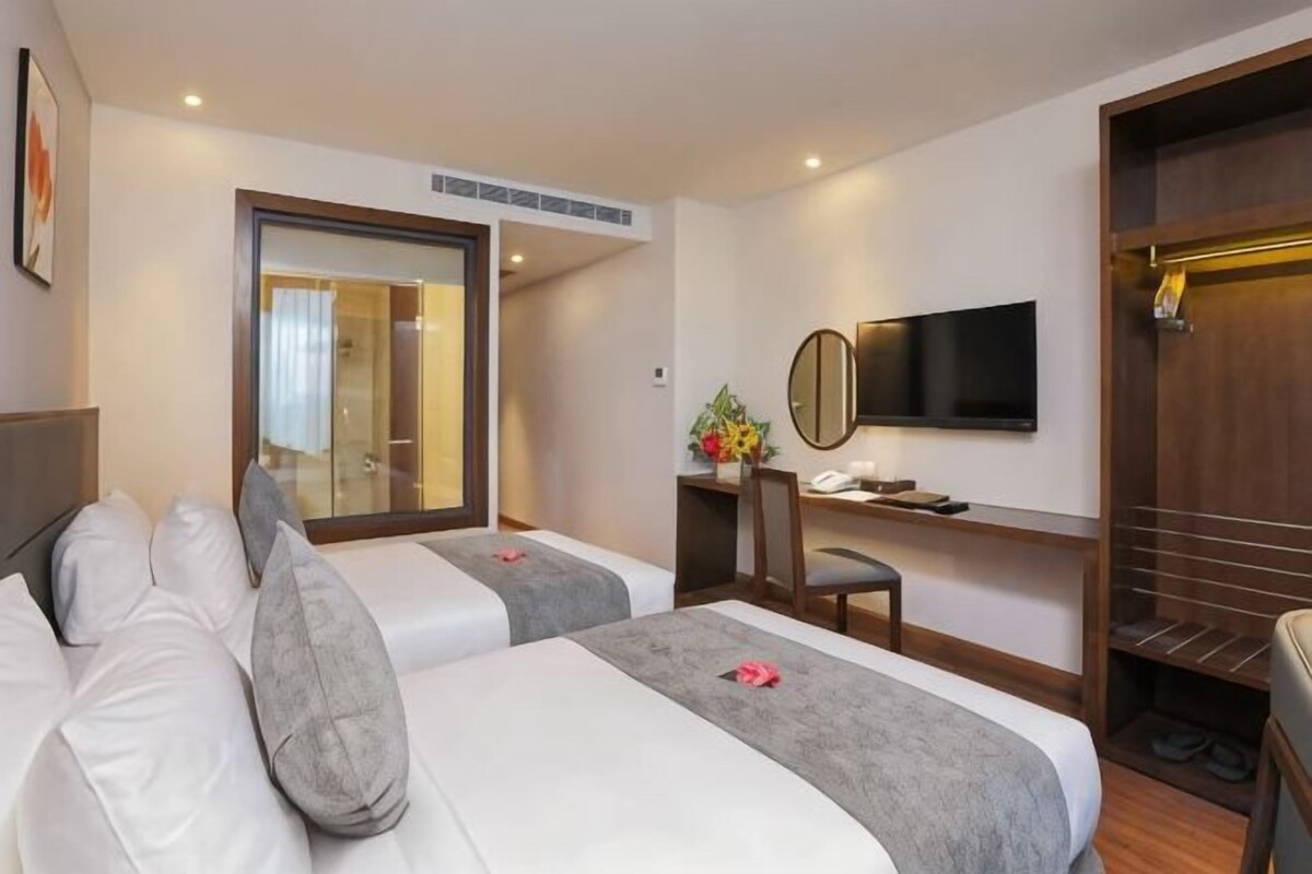 Roupas de cama premium, frigobar, cofres nos quartos, cortinas blackout