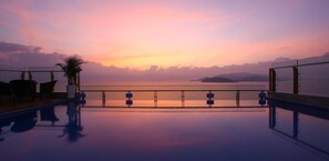 Una piscina al aire libre (de 06:00 a 21:00), tumbonas