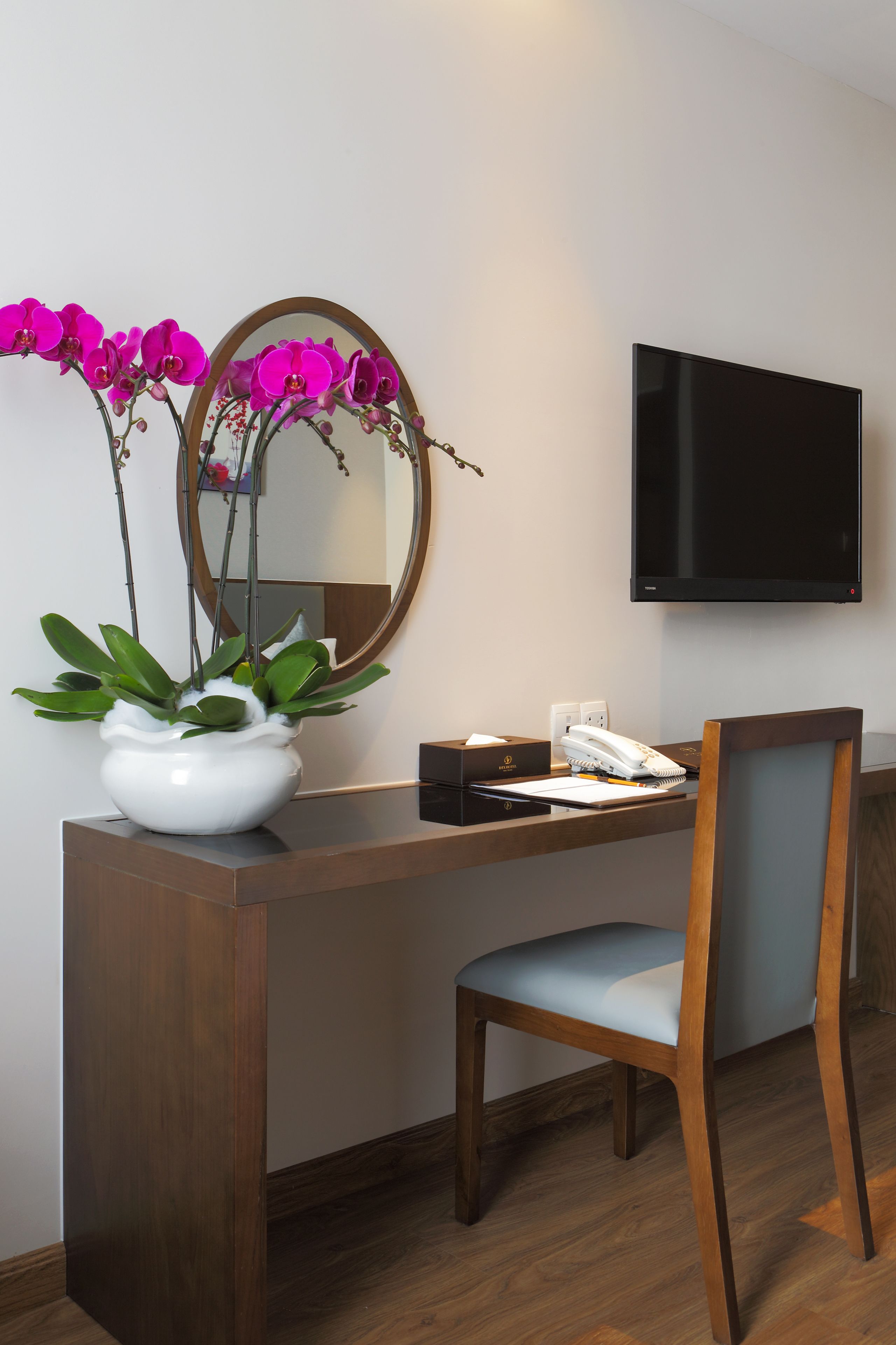 42-inch led tv with cable channels, tv