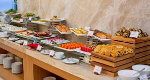 Se ofrece un desayuno bufé todos los días (por un coste adicional)