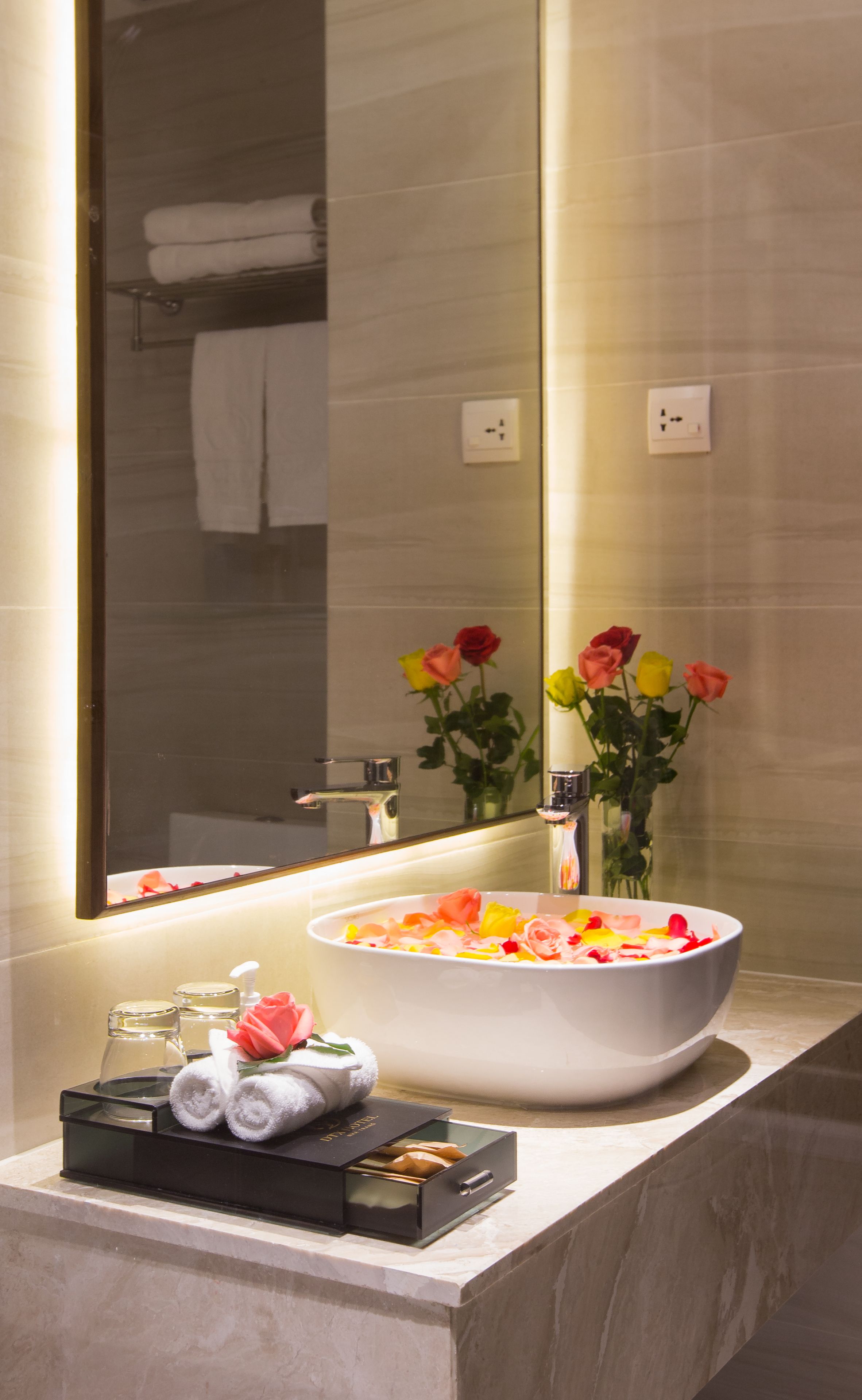 shower, rainfall showerhead, free toiletries, hair dryer