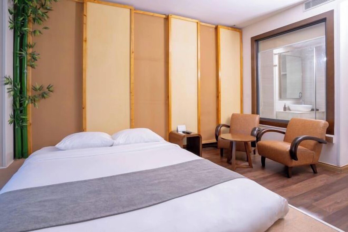 Roupas de cama premium, frigobar, cofres nos quartos, cortinas blackout