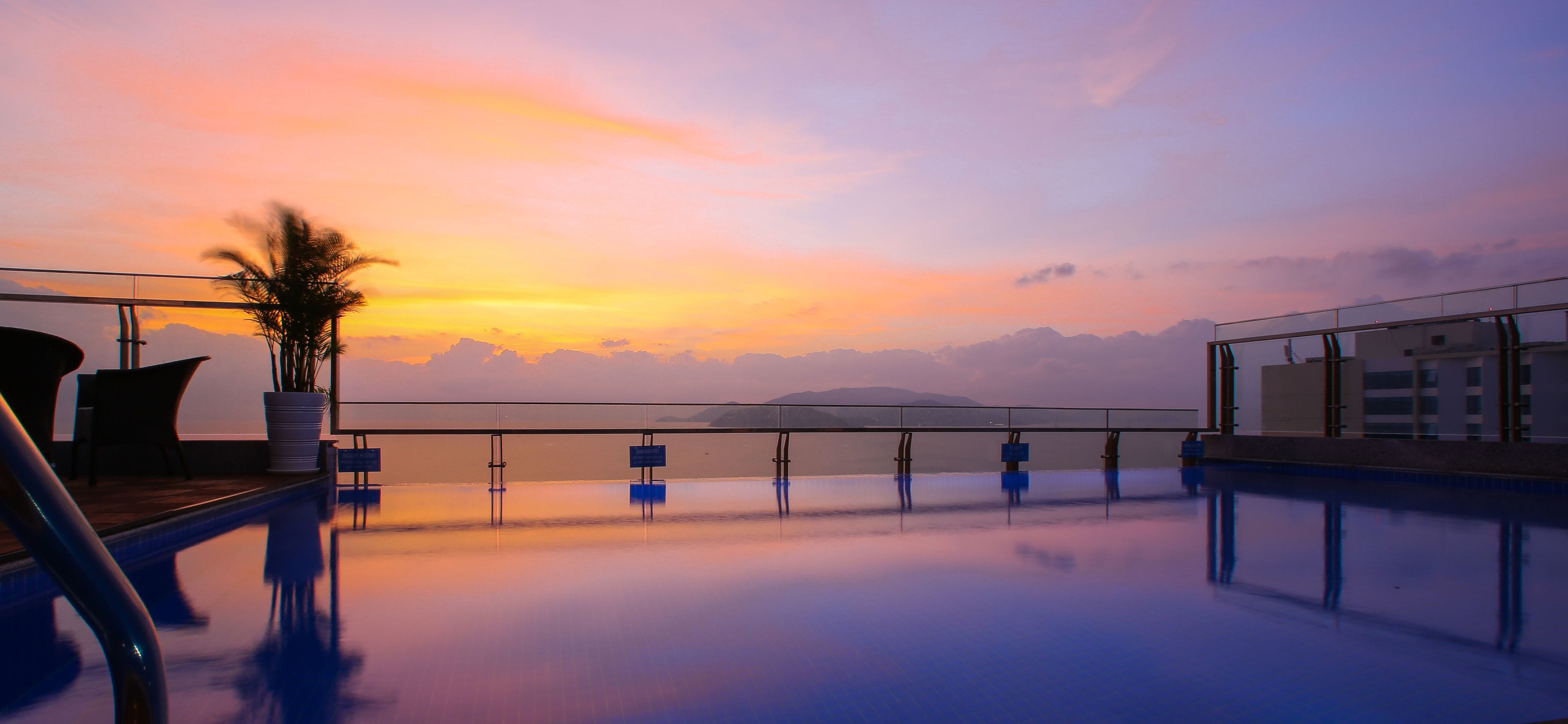 outdoor pool, open 6:00 am to 9:00 pm, pool loungers