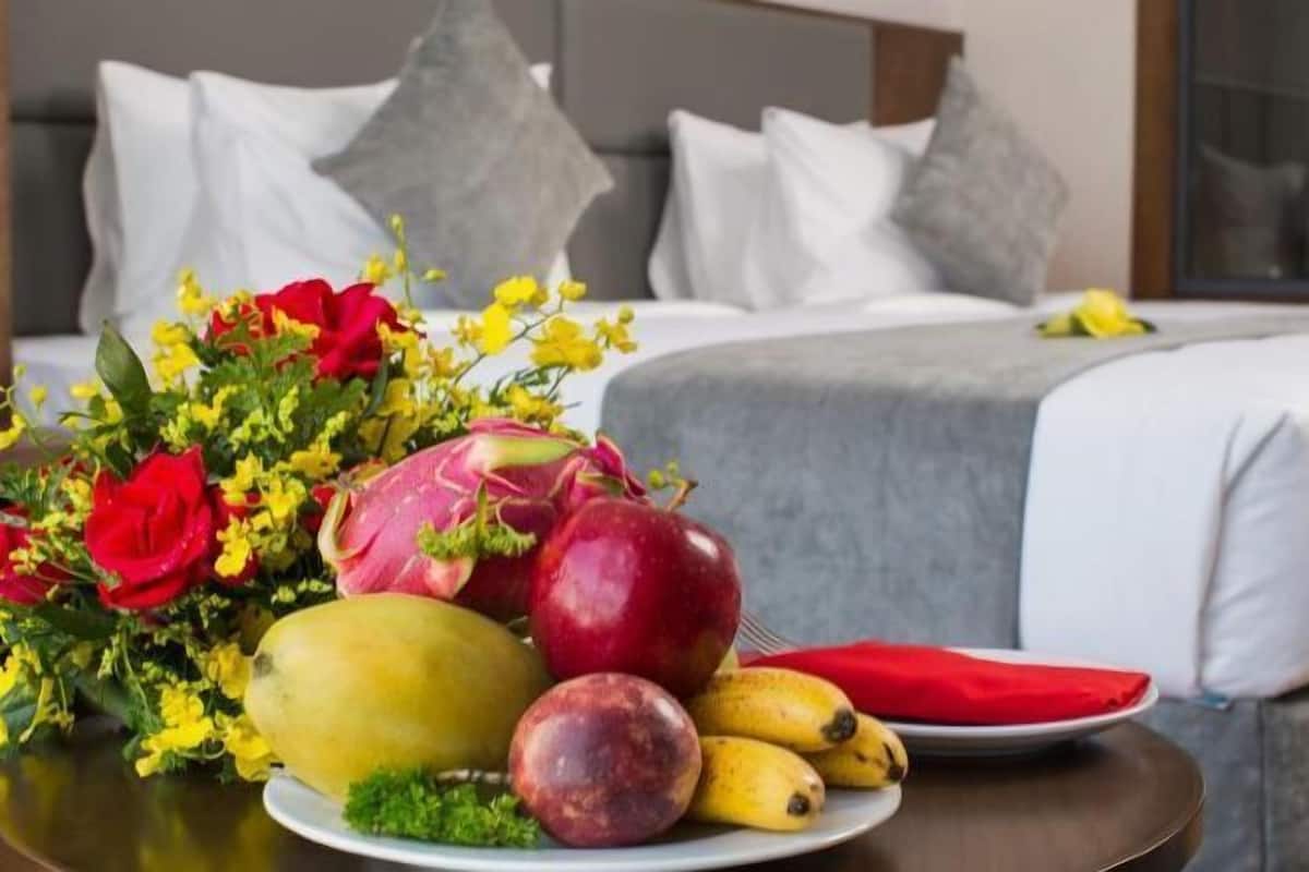 2 bedrooms, premium bedding, minibar, in-room safe