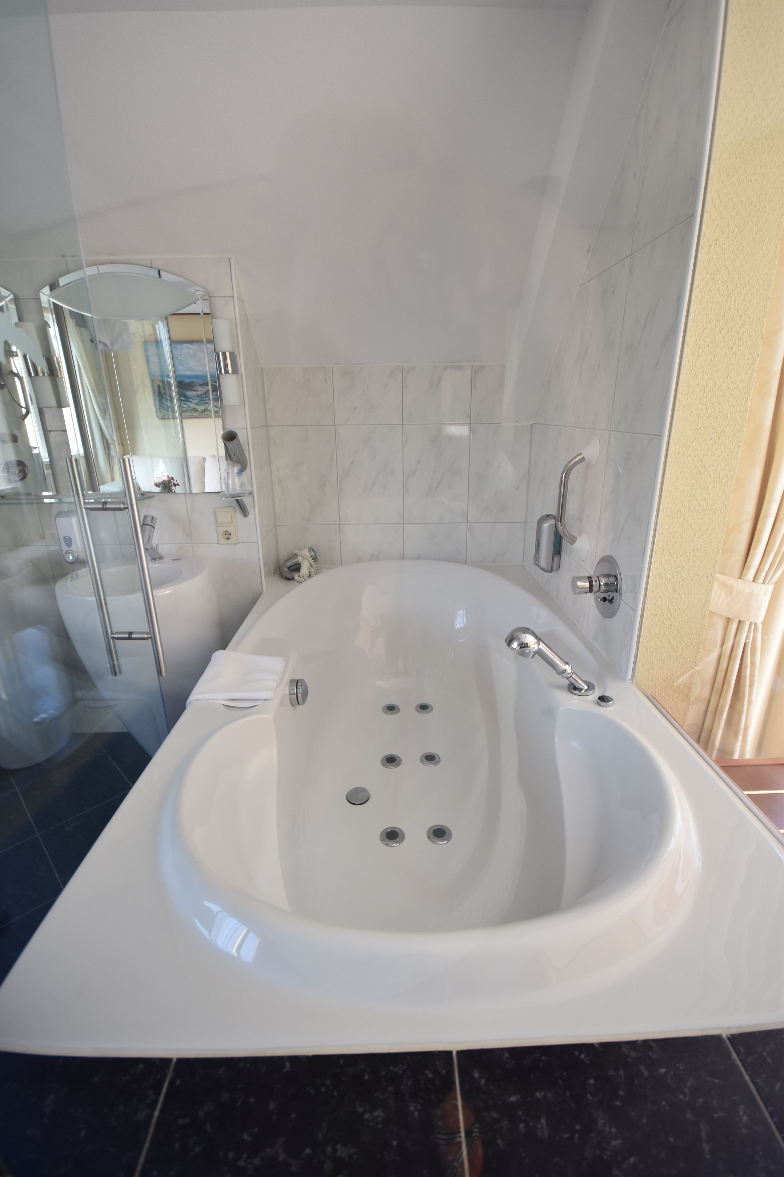 suite | bathroom | towels