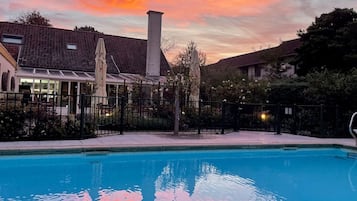 Una piscina al aire libre de temporada
