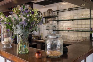 Bar (on property) - Hotel de Torenhoeve (Burgh-Haamstede)