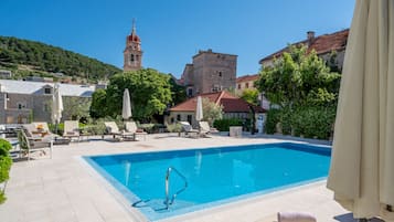 Een seizoensgebonden buitenzwembad