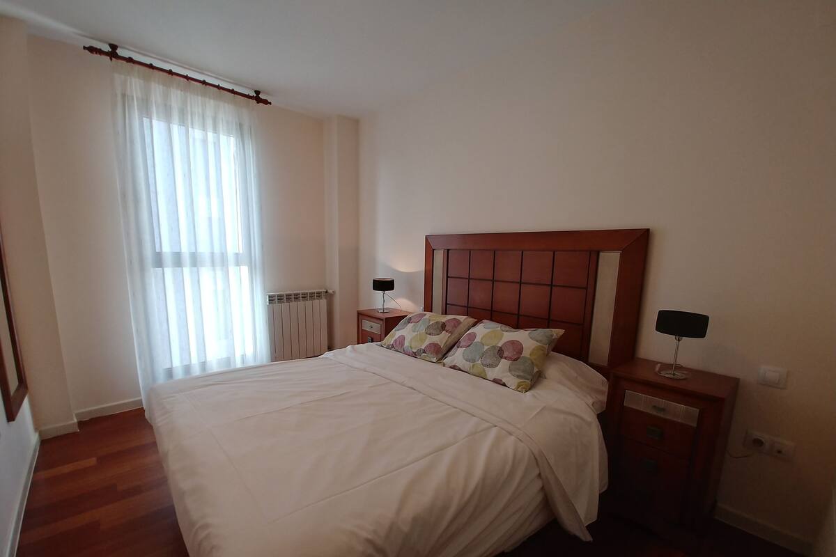 3 bedrooms, desk, iron/ironing board, cots/infant beds