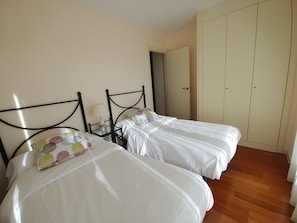 3 bedrooms, desk, iron/ironing board, cots/infant beds