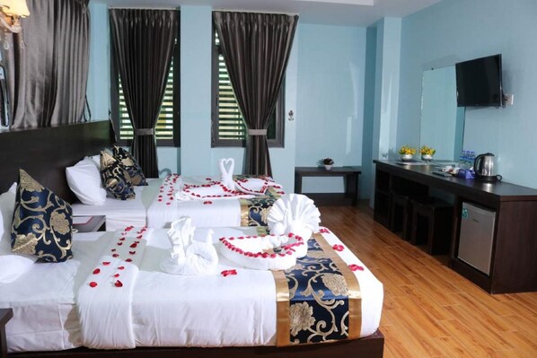 Minibar, in-room safe, desk, soundproofing - Hotel San Taw Win (Pathein)