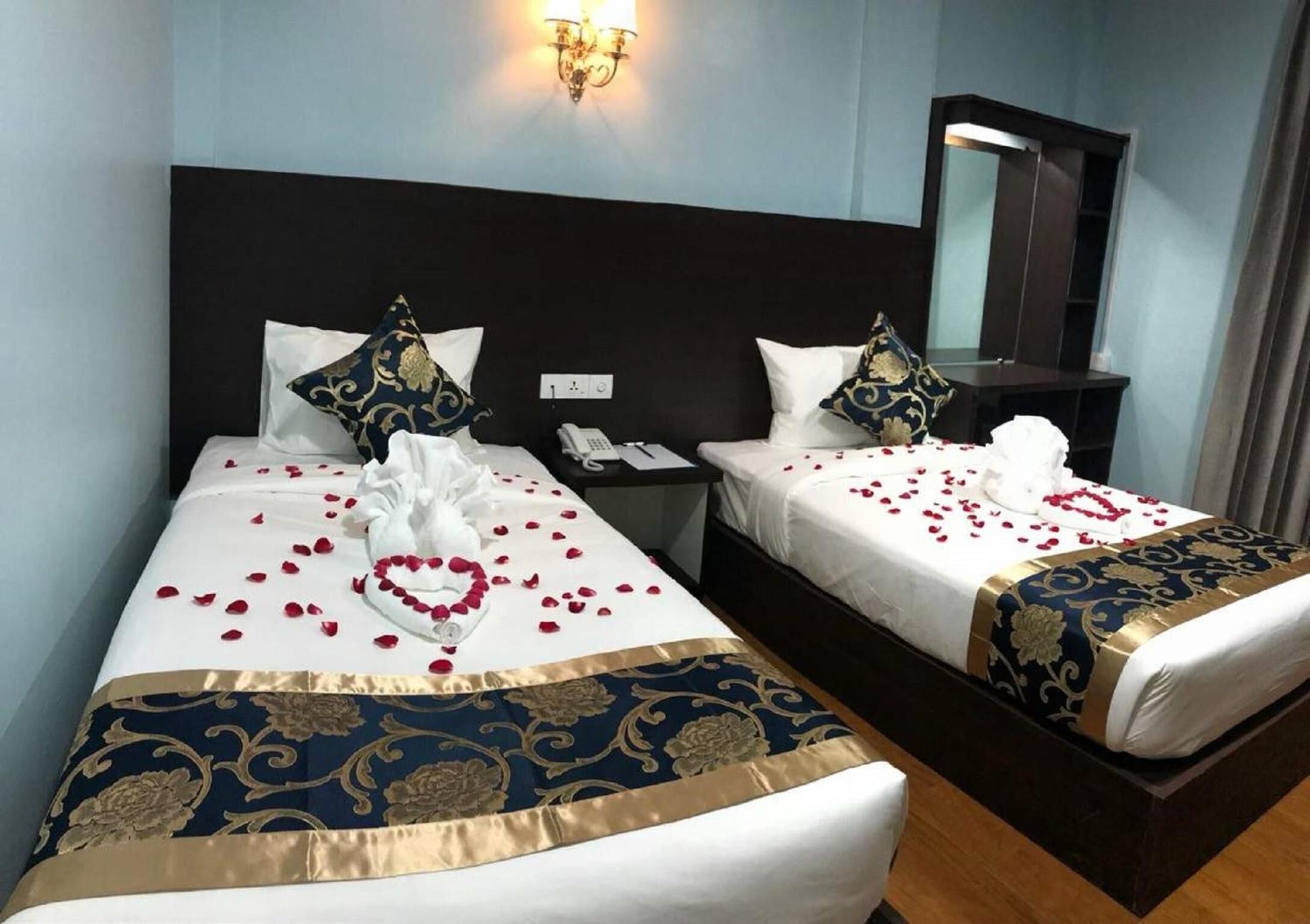 ميني بار وخزنة داخل الغرفة ومكتب وتجهيزات عازلة للصوت