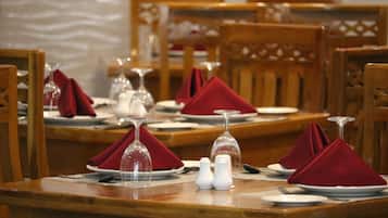 Petit déjeuner, déjeuner et dßner servis sur place