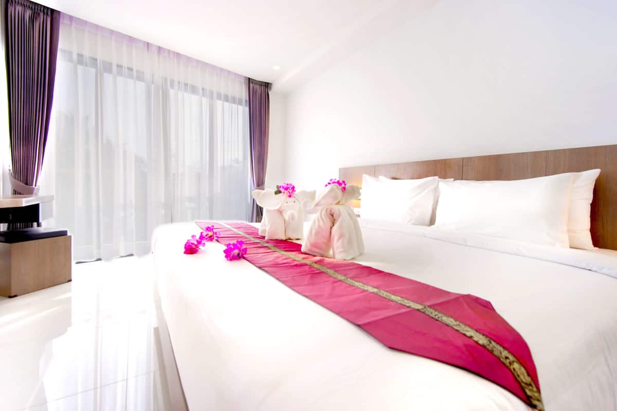Premium bedding, minibar, in-room safe, desk