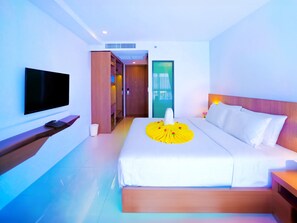 Superior kamer | Luxe beddengoed, een minibar, een kluis op de kamer, een bureau