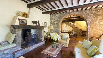 Villa, 4 Schlafzimmer | Wohnzimmer | Flachbildfernseher