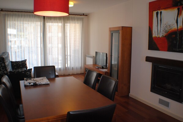 Apartment, 2 Bedrooms, Terrace | In-room dining