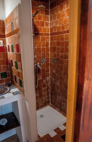 Double Room, Sea View (Sahili) | Bathroom | Shower, rainfall showerhead, free toiletries, towels - Riad Le Cheval Blanc (Safi)