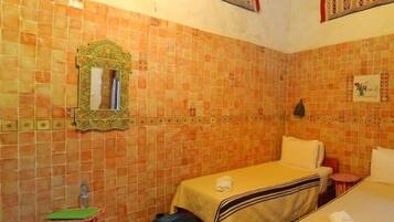 Habitación económica con 2 camas individuales, para no fumadores (Zarzour) | Camas extra, wifi gratis y ropa de cama