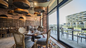 4 restaurants, dinner served
