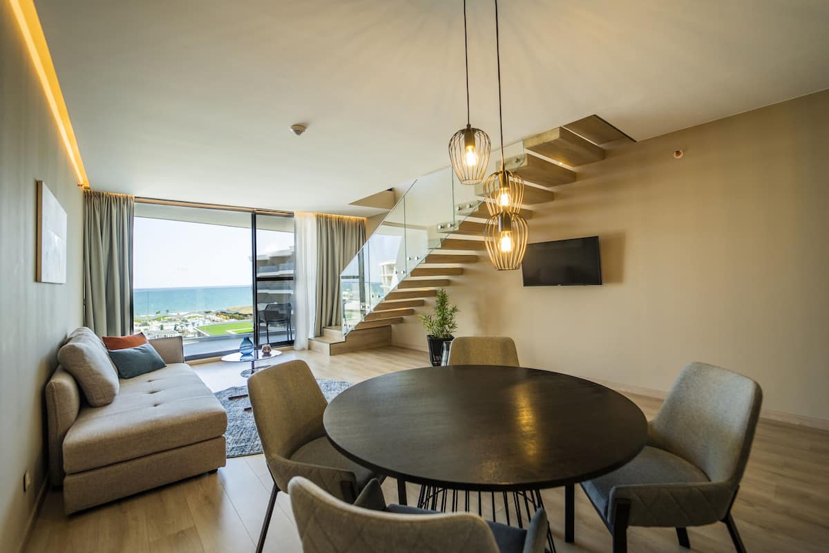 Maisonette, Sea View | Vardagsrum | 40-tums LCD-tv med kabelkanaler, tv och ett bordtennisbord