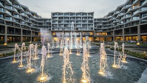 A modern building with multiple balconies and a central fountain. - Wave Resort – Ultra All Inclusive (Pomorie)