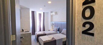 The Queen Hotel