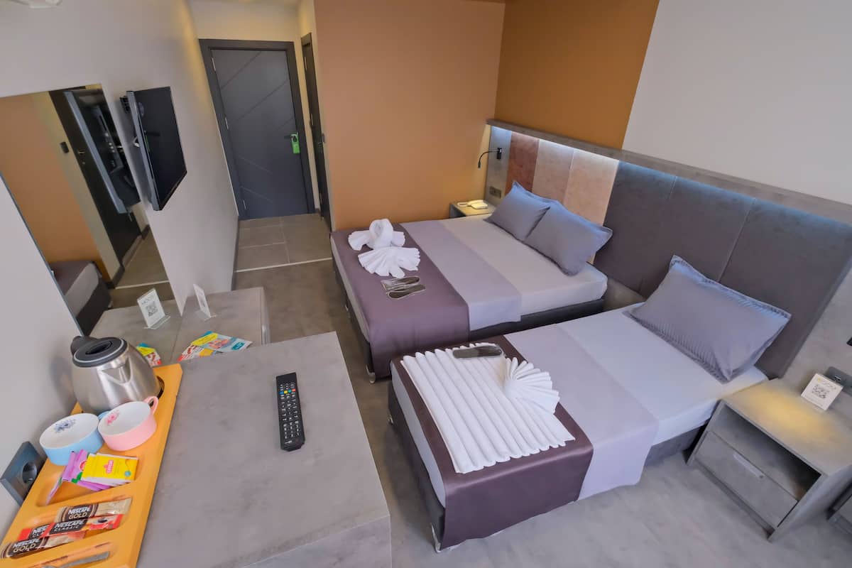 Deluxe Triple Room, Non Smoking | Egyptian cotton sheets, premium bedding, minibar, in-room safe