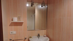 Triple Room, Private Bathroom | Bathroom