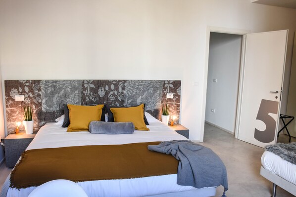 Trippelrum - utsikt mot trÀdgÄrden | SÀngtillbehör av högsta kvalitet och minibar