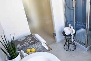 Chambre Triple, vue jardin | Salle de bain