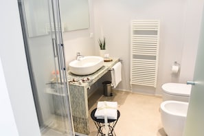 Dubbelrum eller tvÄbÀddsrum (3) | Badrum | Dusch, gratis toalettartiklar, hÄrtork och bidé