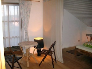 Habitación con 1 cama doble o 2 individuales, balcón | Zona de estar | Una televisión de pantalla plana
