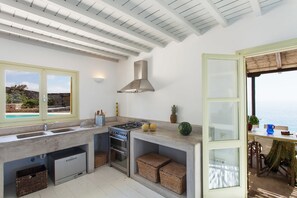Private kitchen - Villa Eleodora by The Pearls Collection (Mykonos)