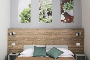 Habitación Deluxe con 2 camas individuales | Minibar, caja de seguridad en la habitación y escritorio 