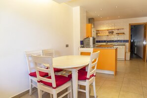 House, Multiple Beds, Terrace, Mountain View | Private kitchen | Full-size fridge, microwave, oven, stovetop - Casas Rurales Abuela Benita (Cebreros)
