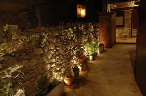 液晶电视、壁炉、DVD 播放器