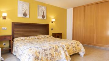 Appartement, 4 chambres, terrasse, vue montagne | 4 chambres, draps en coton égyptien, literie de qualité supérieure