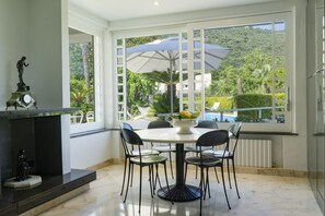 Villa, 4 Schlafzimmer | Wohnzimmer | Flachbildfernseher