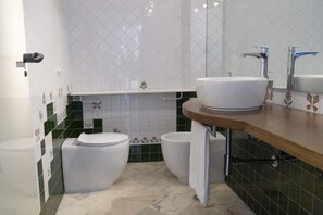 Villa, 4 Schlafzimmer | Badezimmer | Badewanne und Dusche (separat), Komfortbadewanne, Haartrockner