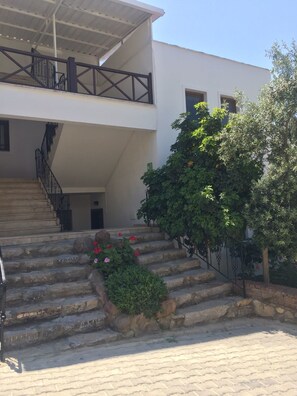 Property grounds - Ece Apart (Ula)