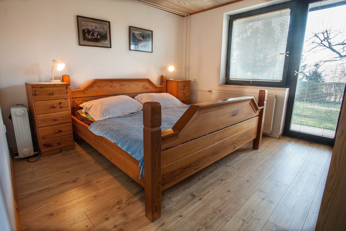 Rideaux occultants, chambres insonorisées, lits bébé (gratuits)